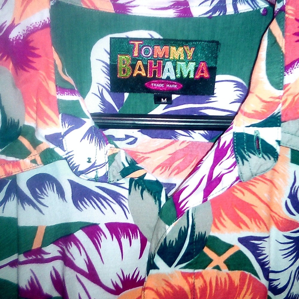 Tommy Bahama Nassau Rayon Hawaiian shirt Med